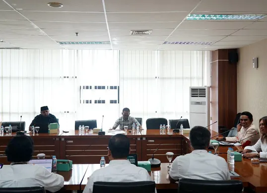 Sekda Kota Bogor, Denny Mulyadi, bersama jajaran Pemkot Bogor dan anggota DPRD membahas perkembangan penyusunan Perda RPJMD 2025–2029. (Sumber: Dok Pemkot Bogor)
