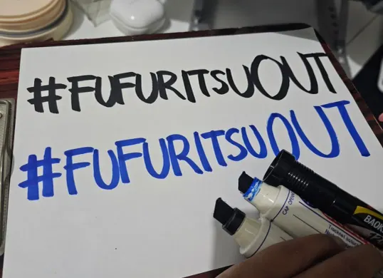 Tagar FufufuritsuOut viral usai General Manager JKT48, Fritz Fernandez mengunggah foto kue ulang tahun dengan tulisan vulgar. (Sumber: X/@pinkawiz_art)