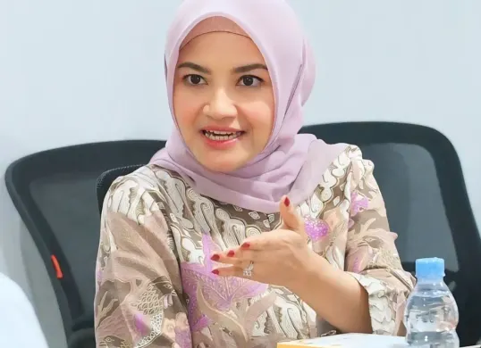 Potret stafsus Gibran Rakabuming Raka, Tina Talisa yang diangkat menjadi Komisaris Pertamina Patra Niaga. Berikut harta kekayaan Tina Talisa. (Sumber: Instagram/@ tina_talisa)