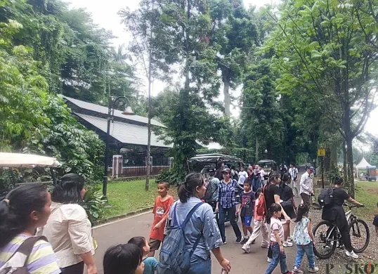 Suasan Kebun Raya Bogor dipadati Pengunjung dalam saat periode libur sekolah, Jumat, 11 Juli 2025. (Sumber: Poskota/Sekar Putri Andini)