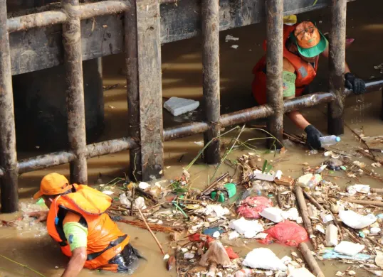 Petugas UPK Badan Air Dinas Lingkungan Hidup DKI Jakarta saat melakukan pembersihan sampah di sejumlah sungai Jakarta. (Sumber: Kominfotik DLH Jakarta)