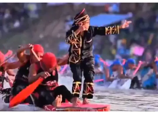 Rangkaian acara Festival Pacu Jalur 2025, cek jadwalnya. (Sumber: X/@PicturesFoIder)