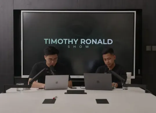 Pelajari cara budgeting efektif ala Timothy Ronald dan Kalimasada, untuk mengontrol pengeluaran dan mencapai tujuan keuangan Anda. (Sumber: YouTube/Timothy Ronald Show)