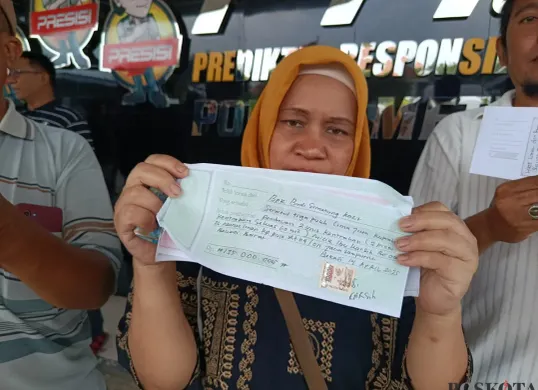 Laksmianti, 52 tahun, warga Rawabebek, Kecamatan Bekasi Barat, Kota Bekasi harus menelan pil pahit setelah menjadi korban penipuan kontrakan bodong. Ia mengalami kerugian hingga Rp 135 juta rupiah. (Sumber: Poskota/Nurpini Aulia Rapika)