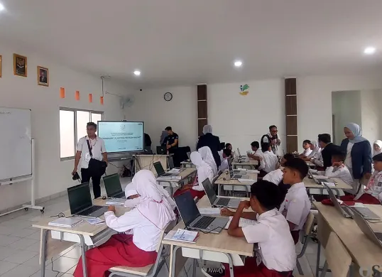 Siswa Sekolah Rakyat mengikuti sesi pemetaan talenta dengan menggunakan laptop dalam kegiatan MPLS di Sekolah Rakyat Menengah Pertama 10, Kabupaten Bogor, Senin, 14 Juli 2025. (Sumber: POSKOTA | Foto: Sekar Putri Andini)
