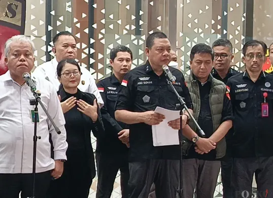 Kejagung mengumumkan penetapan empat tersangka kasus dugaan korupsi pengadaan laptop Chromebook pada Program Digitalisasi Pendidikan 2019-2023 di Kemendikbudristek, Selasa, 15 Juli 2025. (Sumber: Poskota/Ali Mansur)