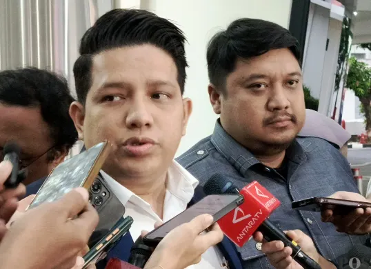 Kuasa hukum Ibrahim Arif, Indra Haposan Sihombing, saat menyampaikan keterangan kepada wartawan di Kejagung, Jakarta Selatan, Selasa, 14 Juli 2025. (Sumber: POSKOTA | Foto: Ali Mansur)