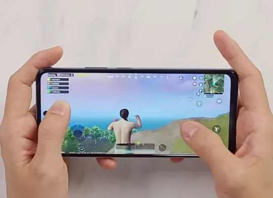 Ilustrasi seseorang menggunakan smartphone dengan posisi pandang yang benar sebagai salah satu cara menjaga kesehatan mata agar tidak mudah lelah akibat terlalu lama menatap layar. (Sumber: YouTube/Gadgetin)