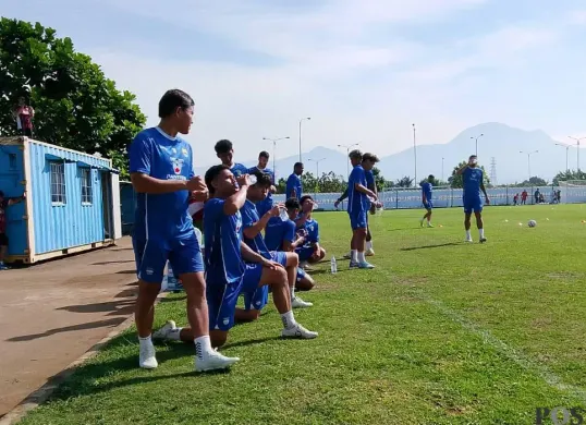Suasana latihan skuad Persib Bandung di lapangan Pendamping Stadion GBLA, Kota Bandung, Selasa 15 Juli 2025. (Sumber: POSKOTA | Foto: Gatot Poedji Utomo)