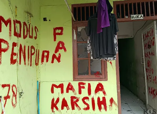 Penampakan kontrakan fiktif di Kelurahan Jakasampurna, Kecamatan Bekasi Barat, Kota Bekasi, pada Selasa, 15 Juli 2025, yang telah dihancurkan oleh kakak terduga pelaku. (Sumber: POSKOTA | Foto: Nurpini Aulia Rapika)