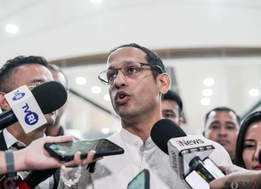 Kasus korupsi pengadaan Chromebook membuat Nadiem Makarim ditetapkan sebagai tersangka. Berikut kronologi lengkap, latar belakang program, dan nilai kerugian negara yang ditanggung. (Sumber: Poskota/Bilal Nugraha Ginanjar)