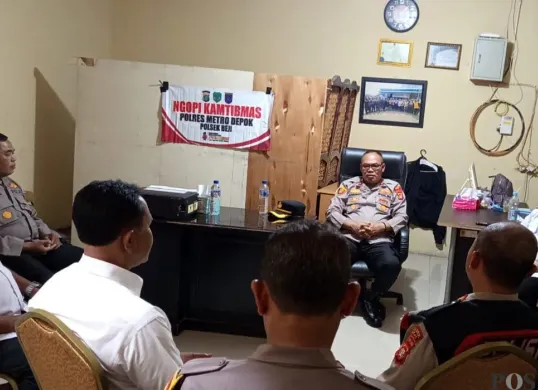 Kapolsek Beji, Kompol Josman Harianja menggelar Ngopi Kamtibmas bersama perwakilan UPT dan pedagang Pasar Kemiri Muka Beji, Kota Depok, Rabu sore, 16 Juli 2025. (Sumber: POSKOTA | Foto: Angga Pahlevi)