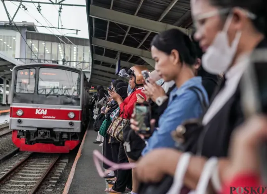 Calon penumpang menunggu kereta Commuter Line di Stasiun. (Sumber: Poskota/Bilal Nugraha Ginanjar)