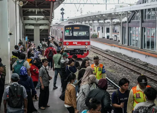 Perjalanan KRL berlangsung normal pada Minggu pagi. (Sumber: Poskota/Bilal Nugraha Ginanjar)