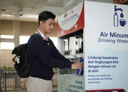 Salah satu penumpang LRT Jabodebek mengambil air minum gratis di water station salah satu stasiun LRT dari PT KAI (Sumber: Dok. LRT Jabodebek)