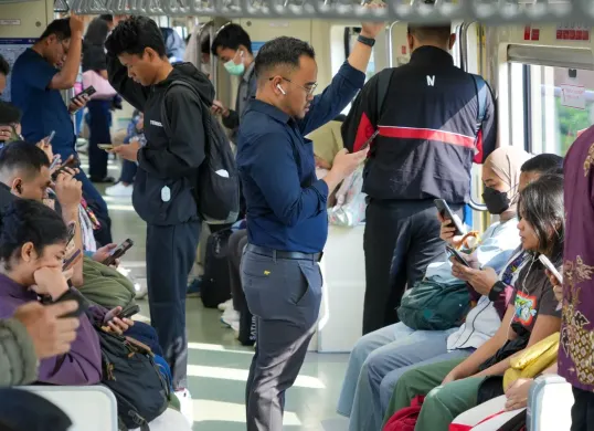 LRT Jabodebek mengajak memilih transportasi publik, bukan hanya mengurangi emisi dan kemacetan, tetapi juga ikut mewujudkan kota yang lebih sehat dan berkelanjutan. (Sumber: Dok. LRT Jabodebek)