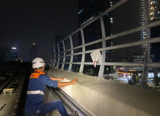 Sepanjang tahun 2025, KAI mencatat ada 94 layangan dan 37 bola golf, dan 1 bola sepak ditemukan di sekitar area jalur LRT Jabodebek (Sumber: Dok. LRT Jabodebek)