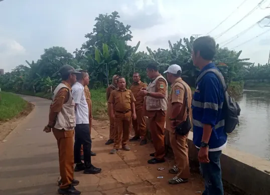 Perwakilan dari Pemkab Tangerang, Pemkot Tangerang, Pemprov Banten dan BBWS Ciliwung-Cisadane melakukan survei dalam rangka program normalisasi DAS Kali Angke pada Kamis, 17 Juli 2025. (Sumber: Humas Pemkot Tangerang)