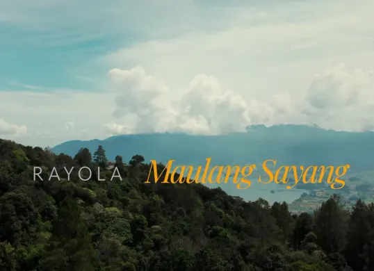 Lirik lagu Maulang Sayang yang dinyanyikan penyanyi asal Sumatera Barat, Rayola. (Sumber: YouTube/Rayola Official)