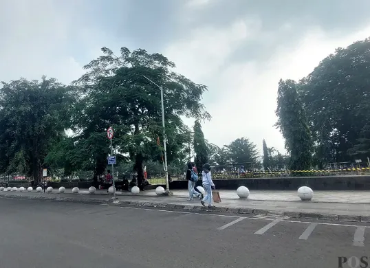 Kawasan Alun-alun Kota Bogor tampak lebih tertib tanpa kendaraan parkir di tepi jalan setelah penataan ulang oleh Dishub, Kamis, 17 Juli 2025. (Sumber: POSKOTA | Foto: Sekar Putri Andini)