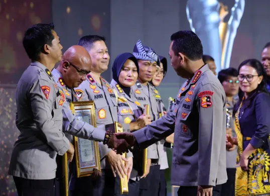 Kapolri Jenderal Listyo Sigit Prabowo menganugerahkan penghargaan Hoegeng Award 2025 kepada lima anggota polisi teladan. (Sumber: Humas Polri)