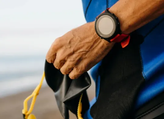 Ilustrasi smartwatch untuk traveling, baterai tahan lama. (Sumber: Freepik)