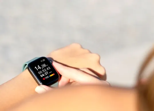 Ilustrasi smartwatch mirip Apple Watch dengan harga terjangkau. (Sumber: Freepik)
