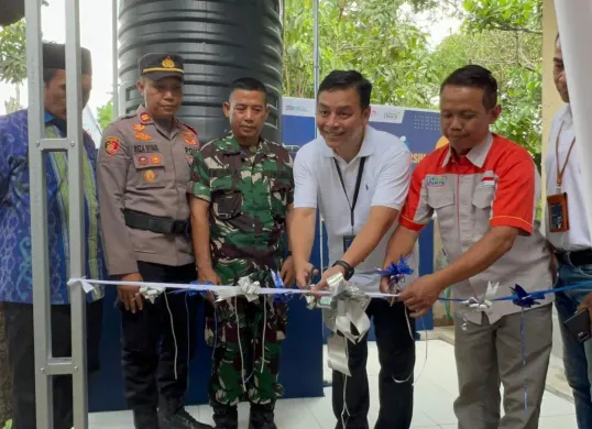 Peresmian bantuan sanitasi air bersih oleh GM Witel Nusa Tenggara Muhammad Kafin Latif (ketiga dari kanan), beberapa waktu yang lalu. (Sumber: Dok. Telkom Indonesia)