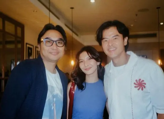 Lirik lagu Gaze dari Adhitia Sofyan yang menjadi soundtrack film Sore: Istri dari Masa Depan. (Sumber: Instagram/@adhitiasofyan)