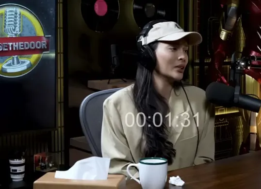 Erika Carlina saat hadir di podcast Close The Door bersama Deddy Corbuzier. (Sumber: Youtube/Podcast Close The Door)