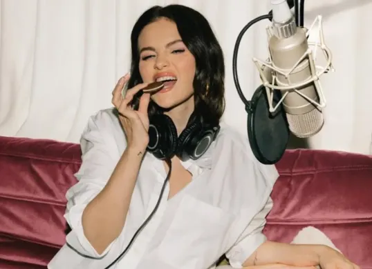 Lirik lagu Love You Like A Love Song Selena Gomez ft The Scene (Sumber: Instagram/@selenagomez)