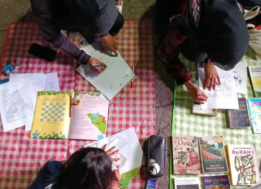 Pembaca buku di Perpustakaan Jalanan Jakarta di Taman Literasi, Blok M, Jakarta Selatan. (Sumber: Instagram/@perpusjalanan.jkt)
