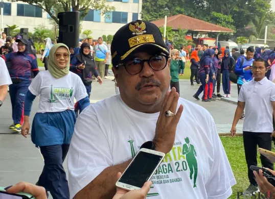 Wakil Gubernur Jakarta Rano Karno saat diwawancarai awak media di Balai Kota Jakarta, Jumat, 18 Juli 2025. (Sumber: Poskota/Muhammad Tegar Jihad)