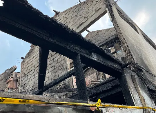 Garis polisi dipasang di rumah kontrakan di Tebet, Bukit Duri, Jakarta Selatan, usai terbakar pada Sabtu, 19 Juli 2025, yang menewaskan 4 anak. (Sumber: POSKOTA | Foto: M Tegar Jihad)