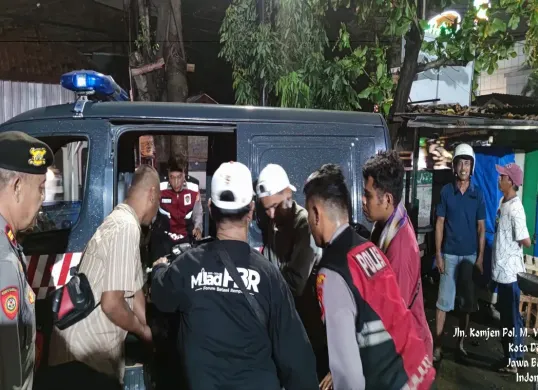 Anggota Polsek Cimanggis dibantu warga amankan dua unit motor Honda Vario hitam dibuang dalam Kali Pal, Cimanggis. (Sumber: Polsek Cimanggis)