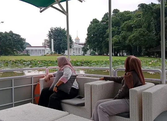 Wahana edukasi terbaru, Tutur Danau, di Kebun Raya Bogor menghadirkan pengalaman berkeliling Danau Gunting sembari mempelajari sejarah dan ekosistem kawasan. (Sumber: Sekar Putri Andini)