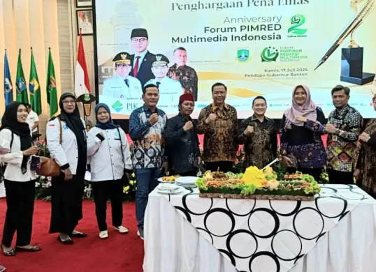 Kadis Kominfo Kabupaten Tangerang, Diyan Mayang Sari, mewakili Bupati Tangerang, untuk menerima penghargaan sebagai kepala daerah terbaik dalam bidang tata kelola pemerintahan tingkat kabupaten. (Sumber: Dok. Pemkab Tangerang)