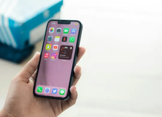 Harga iPhone 13 Jelang Bulan Agustus 2025 Lengkap dengan Spesifikasinya (Sumber: Unsplash/Sahej Brar)