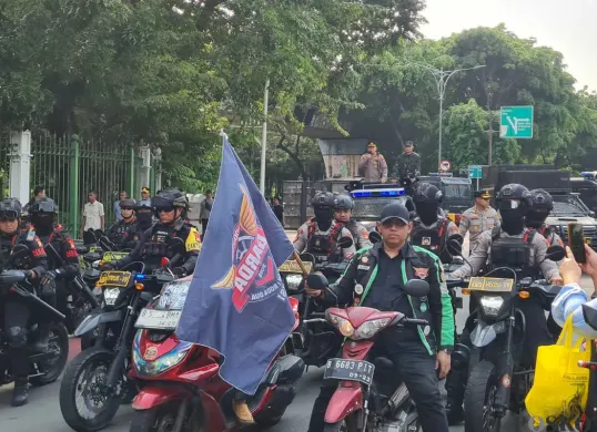 Polisi mengawal massa aksi ojol untuk berunjuk rasa di Istana Merdeka, Jakarta Pusat, Senin, 21 Juli 2025. (Sumber: Poskota/Pandi Ramedhan)