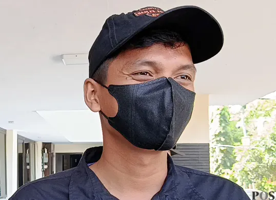 Ahmad, 25 tahun, salah satu korban penipuan calo tenaga kerja berkedok yayasan di Cikarang Utara, Kabupaten Bekasi, pada Senin, 21 Juli 2025. (Sumber: POSKOTA | Foto: Nurpini Aulia Rapika)