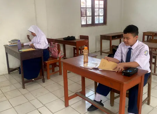 Suasana KBM di ruang kelas 7 SMP Persada Bhakti yang hanya diikuti tiga orang siswa pada Senin, 21 Juli 2025. (Sumber: Istimewa)