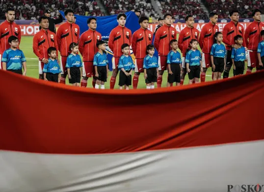 Para pemain Timnas U-23 Indonesia menyanyikan lagu kebangsaan Indonesia Raya  dalam pertandingan penyisihan Grup A Piala AFF U-23 2025 di Stadion Utama Gelora Bung Karno (SUGBK), Senayan, Jakarta. (Sumber: Poskota/Bilal Nugraha Ginanjar)