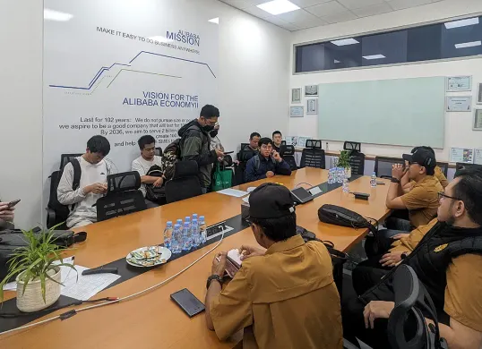 Kantor Imigrasi Kelas I Non TPI Bekasi melaksanakan operasi Wirawaspada ke sejumlah perusahaan asing. (Sumber: Humas Imigrasi Bekasi)
