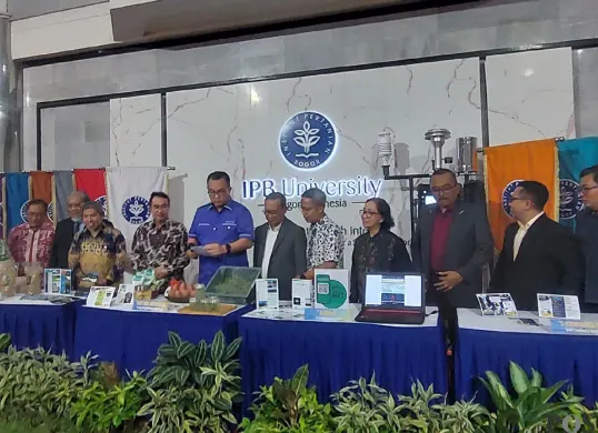 Tim peneliti bersama jajaran pimpinan IPB University saat memperkenalkan padi IPB 11S Bepe dan AQIMOS di Kampus IPB Drama Kabupaten Bogor, Selasa, 22 Juli 2025. Sekar Putri Andini (Sumber: POSKOTA | Foto: Sekar Putri Andini)