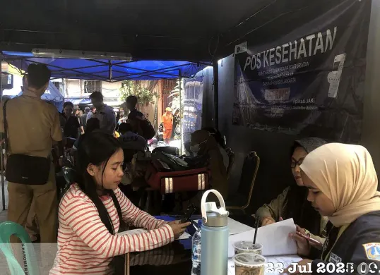 Petugas dari Pemkot Jakbar memberikan pelayanan kependudukan kepada warga Tambora yang terdampak kebakaran, Selasa, 22 Juli 2025. (Sumber: POSKOTA | Foto: Pandi Ramedhan)