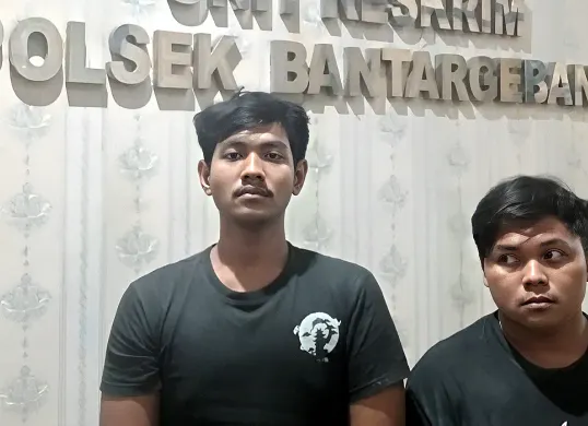 Dua pelaku yang melakukan penodongan dan pemalakan terhadap pedagang nanas di Jalan Mustika dari, Kota Bekasi, berhasil diringkus petugas dari Polres Metro Bekasi Kota di Bogor. (Sumber: Dok Polres Metro Bekasi)