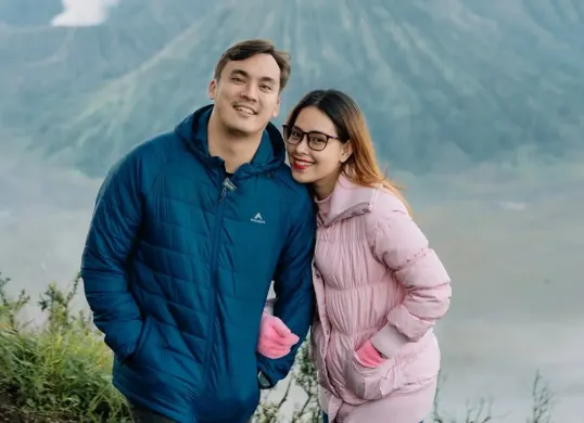 Rendy Kjaernett tegas bantah isu selingkuh: 'Aku sama istri baik-baik aja'. Simak penjelasan lengkapnya beserta respons Lady Nayoan terkait gosip ini. (Sumber: Instagram/ladynayoan)