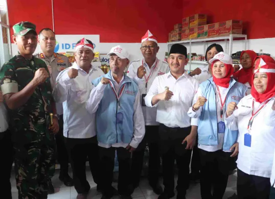 Para pengurus Koperasi Desa (Kopdes) Merah Putih Desa Kedungwaringin bersama Bupati Bekasi Ade Kuswara Kunang. (Sumber: Dok. Pemkab Bekasi)