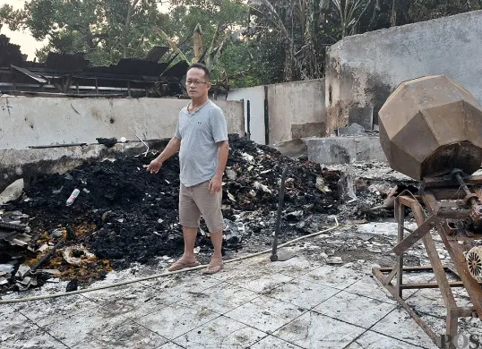 Korban sekaligus pemilik rumah, Wie Heng alias Atmaja, menunjukkan kondisi rumahnya yang hangus terbakar. (Sumber: POSKOTA | Foto: Angga Pahlevi)