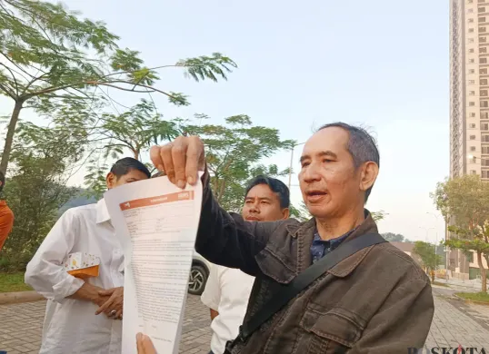 Konsumen Meikarta, Edwin S. Gosal, 63 tahun, menerima pengembalian dana (refund) satu unit apartemen. Ia mengaku memilih opsi tersebut meskipun mendapatkan potongan sebesar 12 persen, Rabu, 23 Juli 2025. (Sumber: Poskota/Nurpini Aulia Rapika)